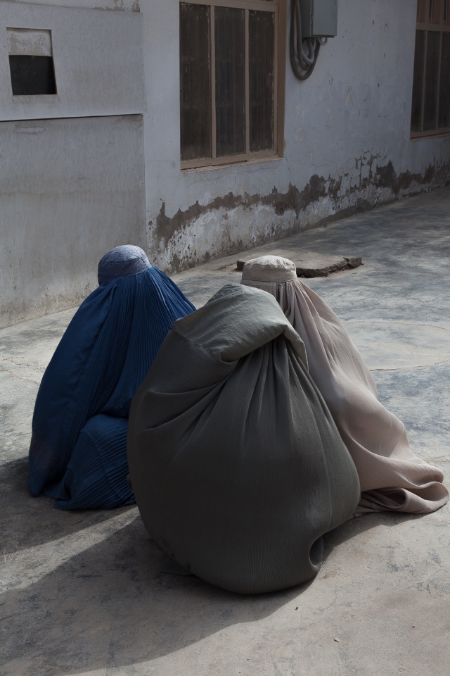 Women wearing burkas waiting for test results | Chaman Baluchistan |MSF